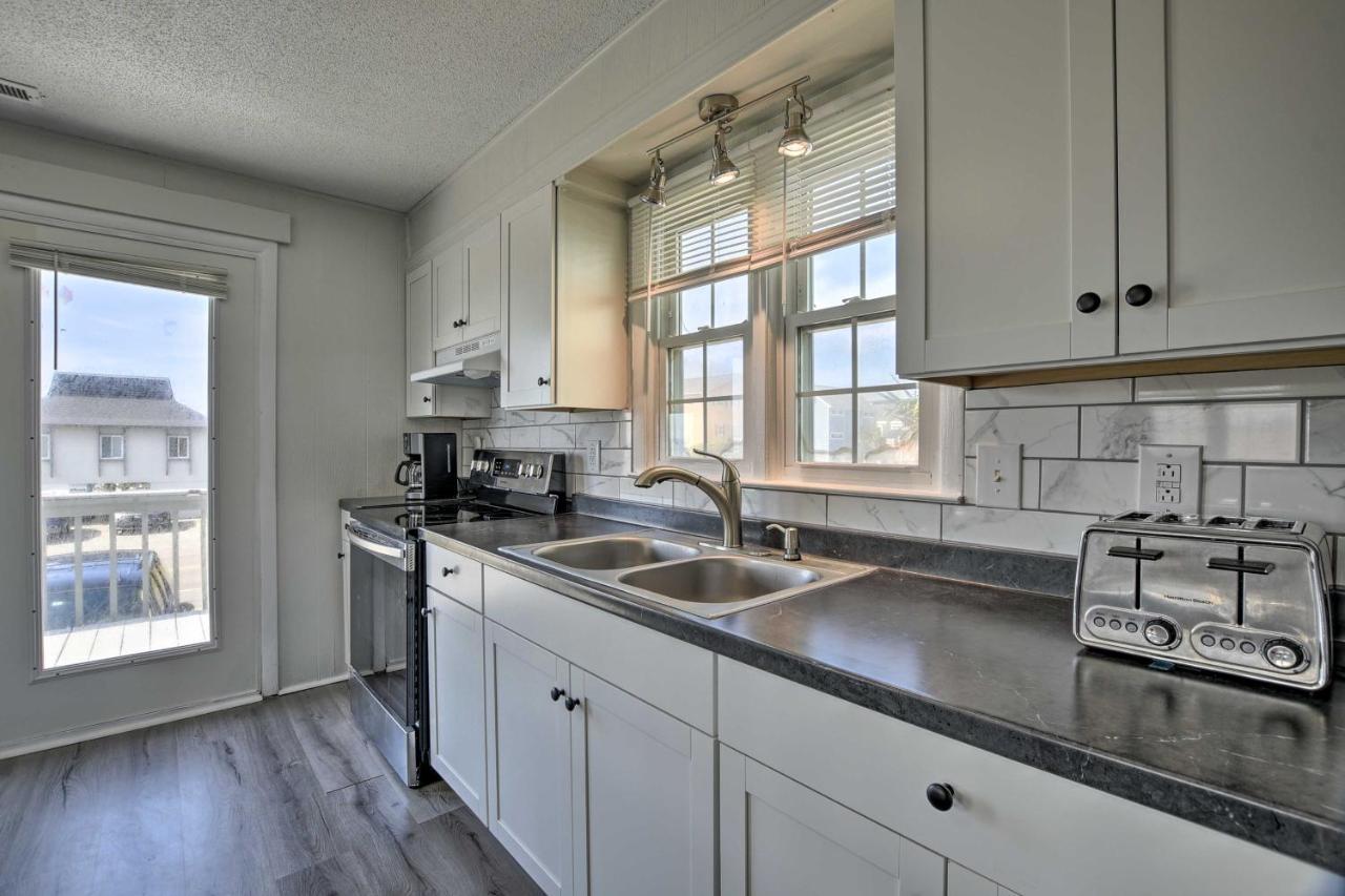 Oak Island Beach Abode With Deck Walk To Shore! Bagian luar foto
