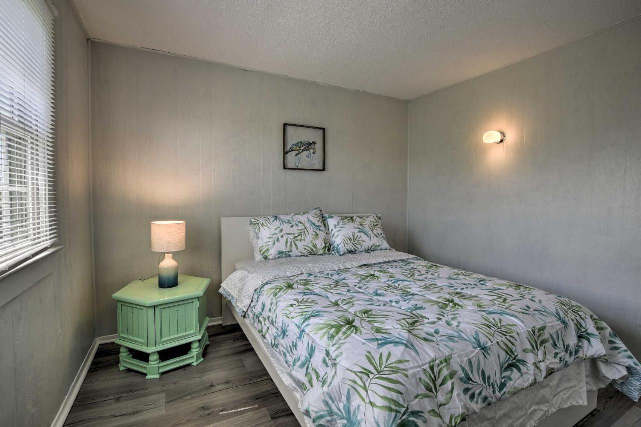 Oak Island Beach Abode With Deck Walk To Shore! Bagian luar foto