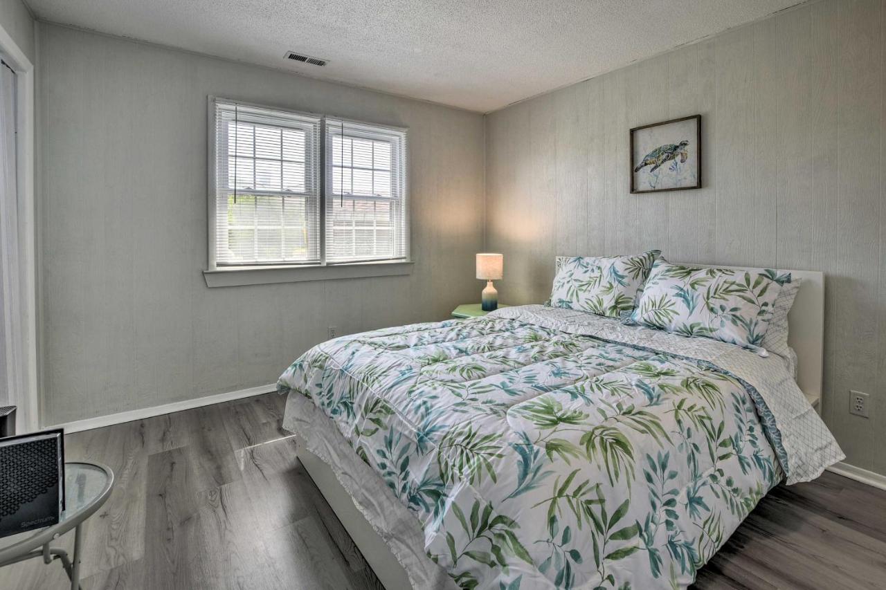 Oak Island Beach Abode With Deck Walk To Shore! Bagian luar foto