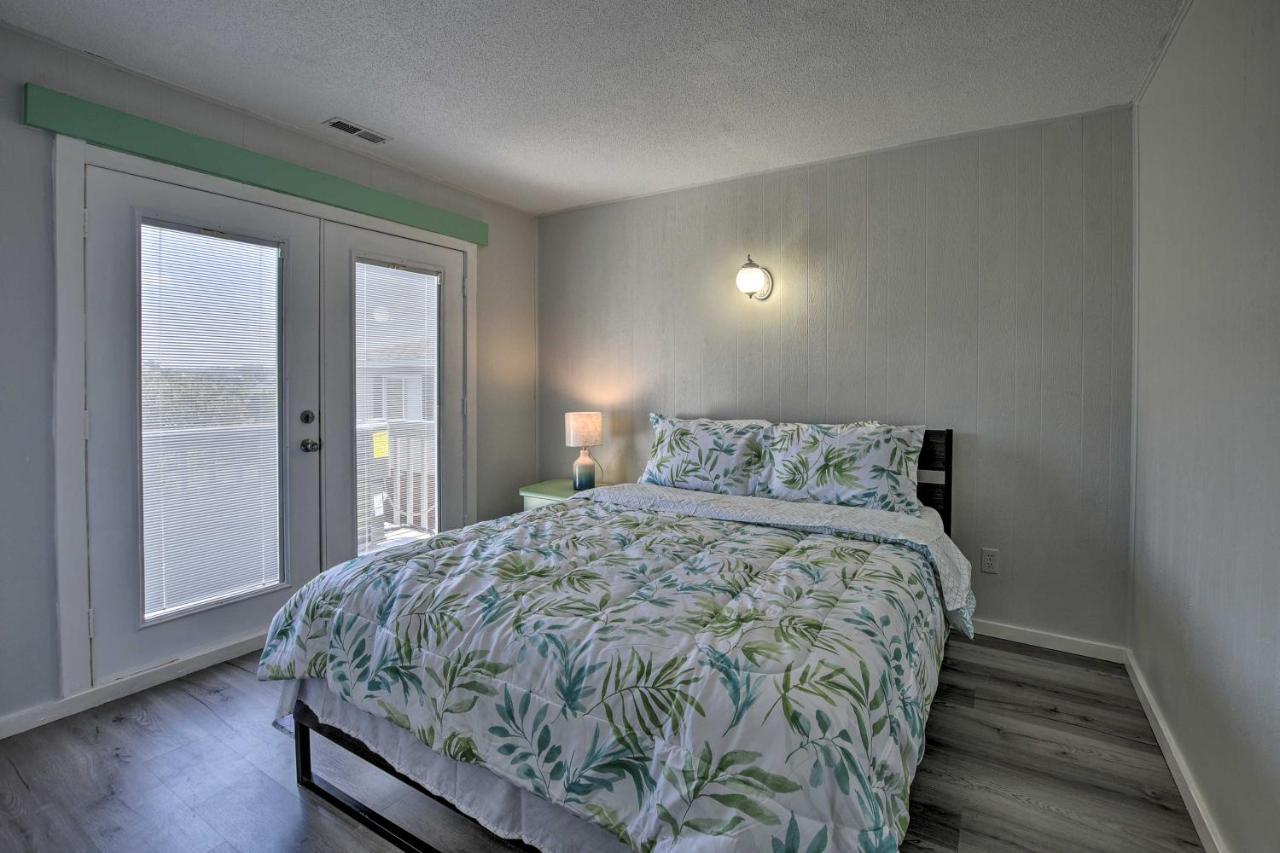 Oak Island Beach Abode With Deck Walk To Shore! Bagian luar foto