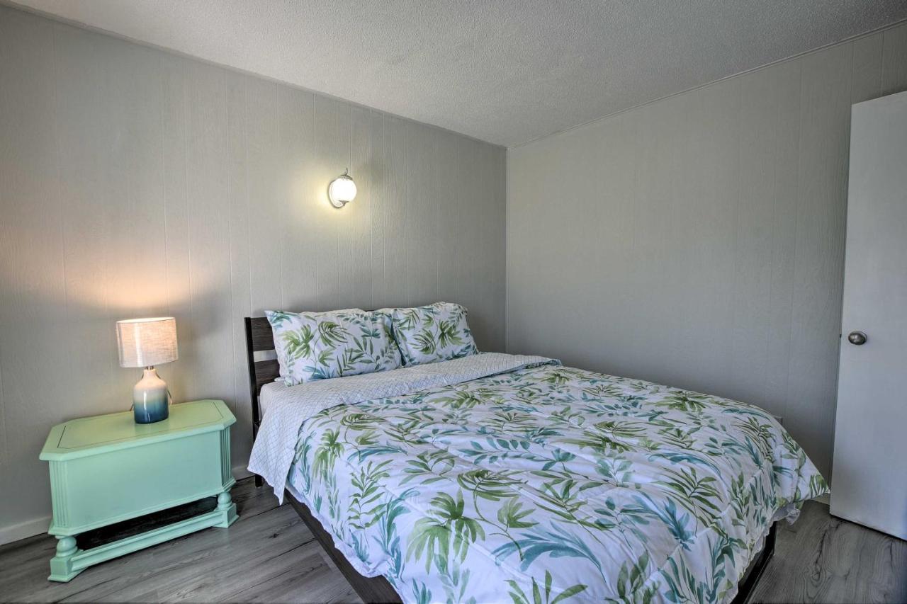Oak Island Beach Abode With Deck Walk To Shore! Bagian luar foto