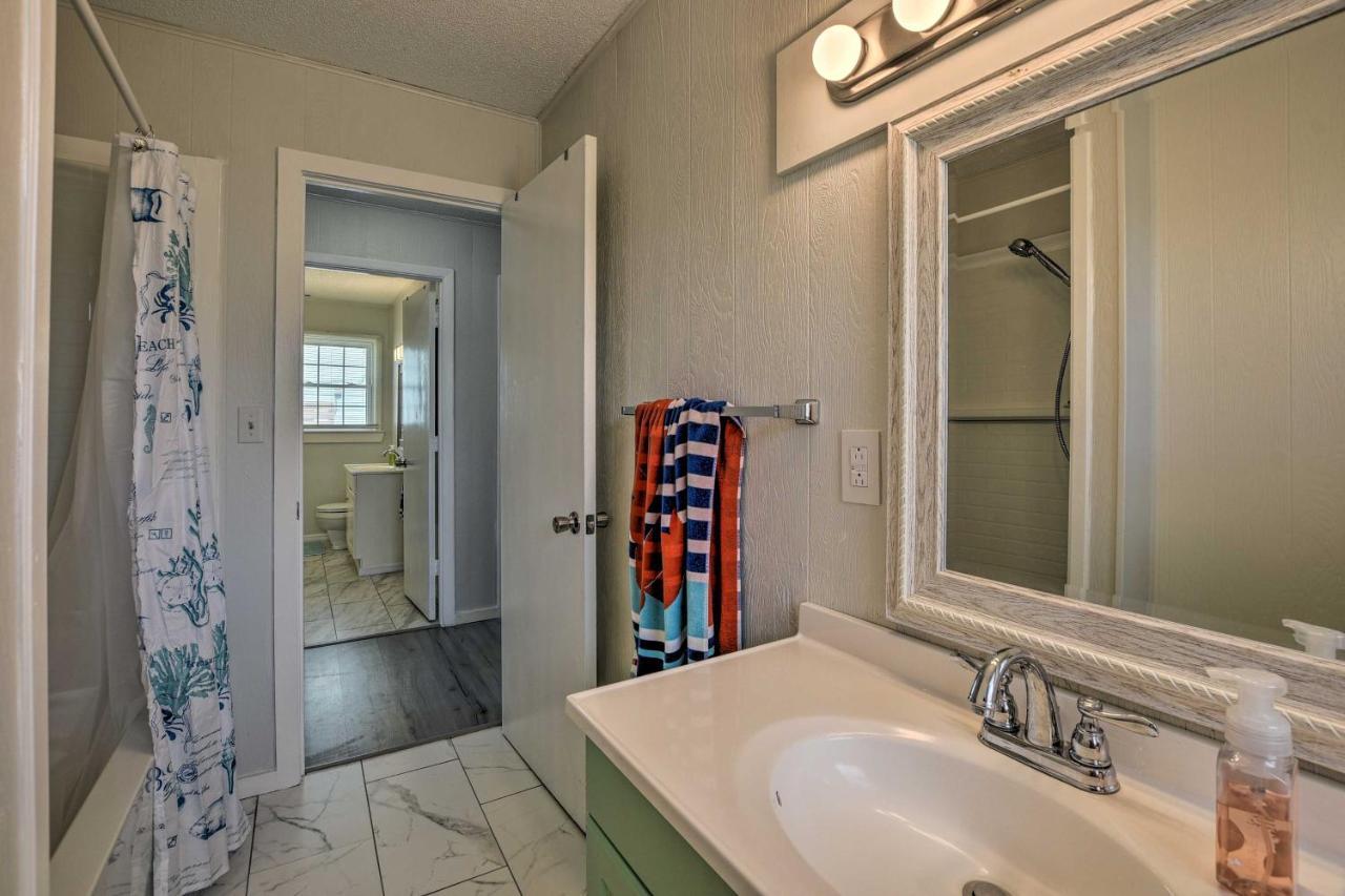 Oak Island Beach Abode With Deck Walk To Shore! Bagian luar foto