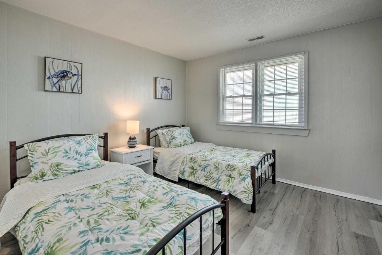 Oak Island Beach Abode With Deck Walk To Shore! Bagian luar foto