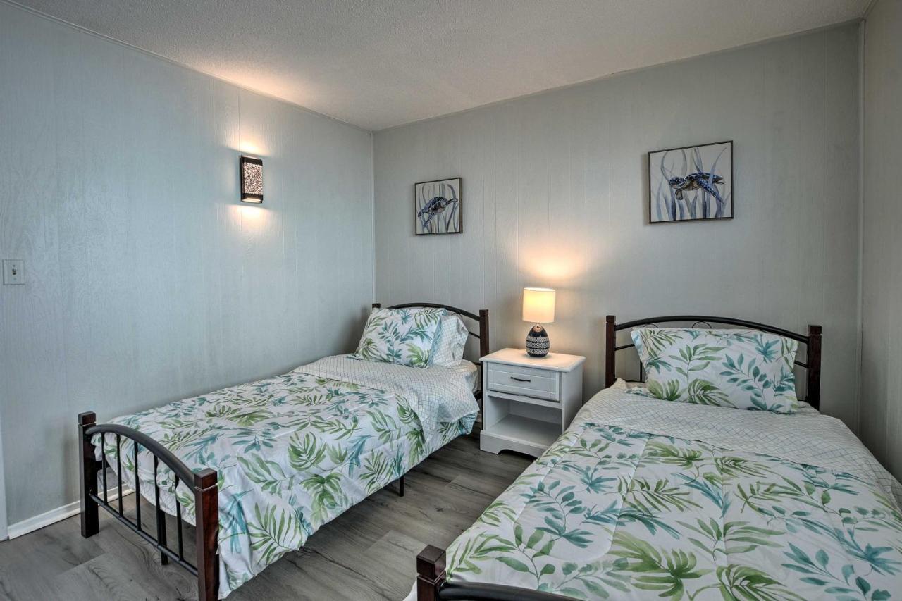 Oak Island Beach Abode With Deck Walk To Shore! Bagian luar foto