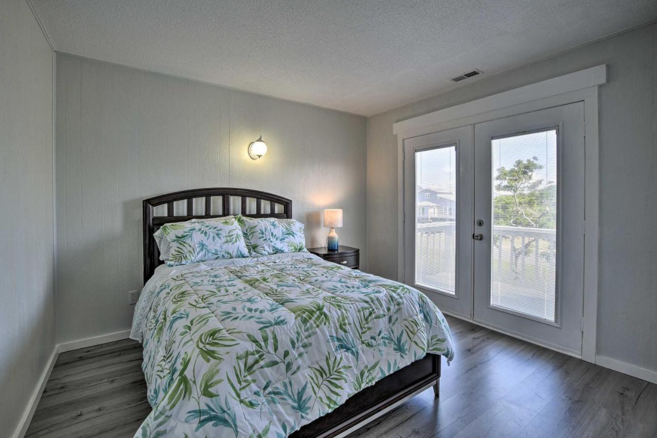 Oak Island Beach Abode With Deck Walk To Shore! Bagian luar foto