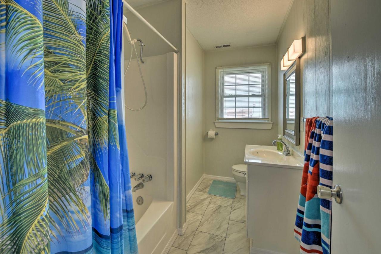 Oak Island Beach Abode With Deck Walk To Shore! Bagian luar foto