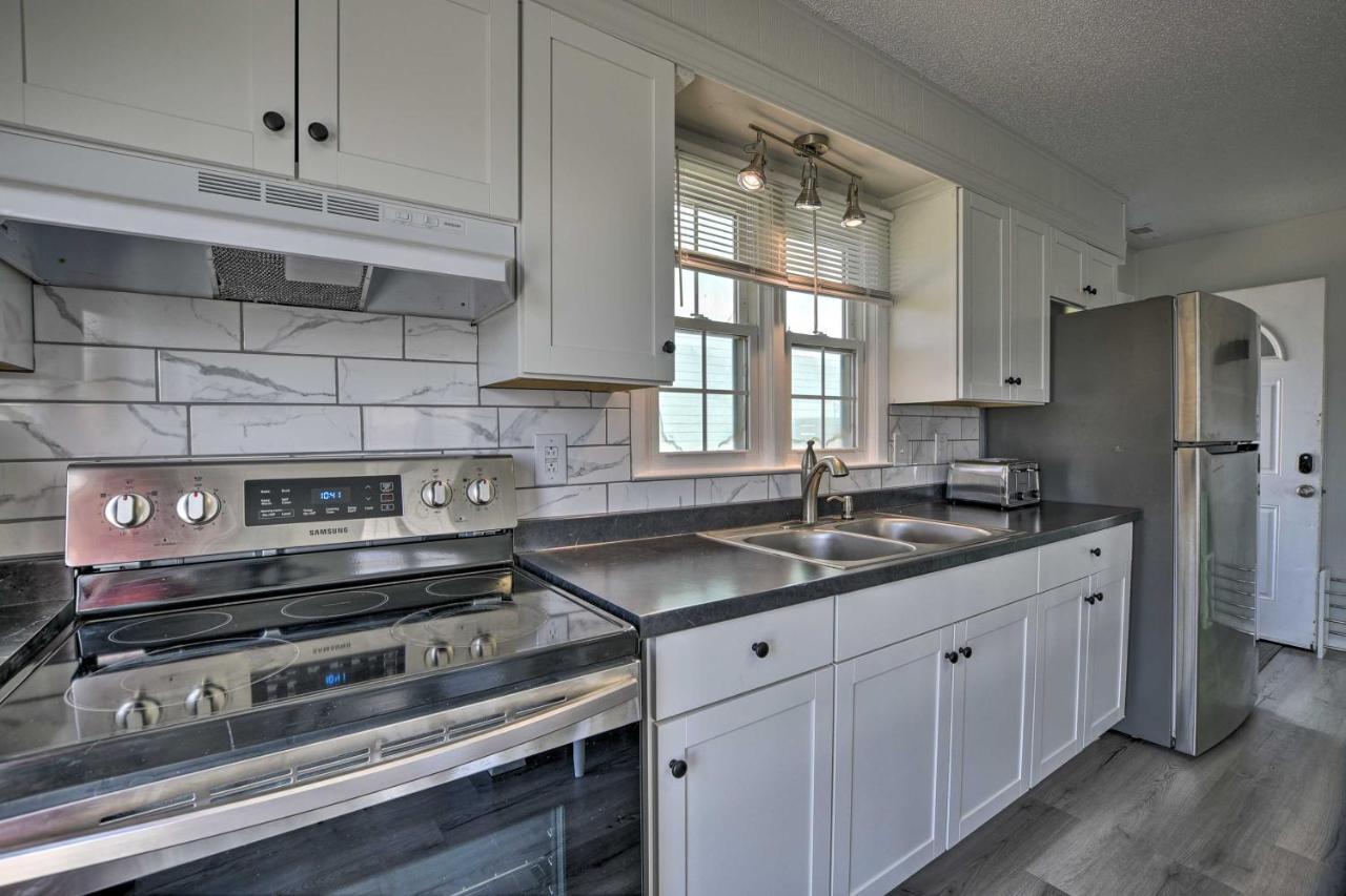 Oak Island Beach Abode With Deck Walk To Shore! Bagian luar foto