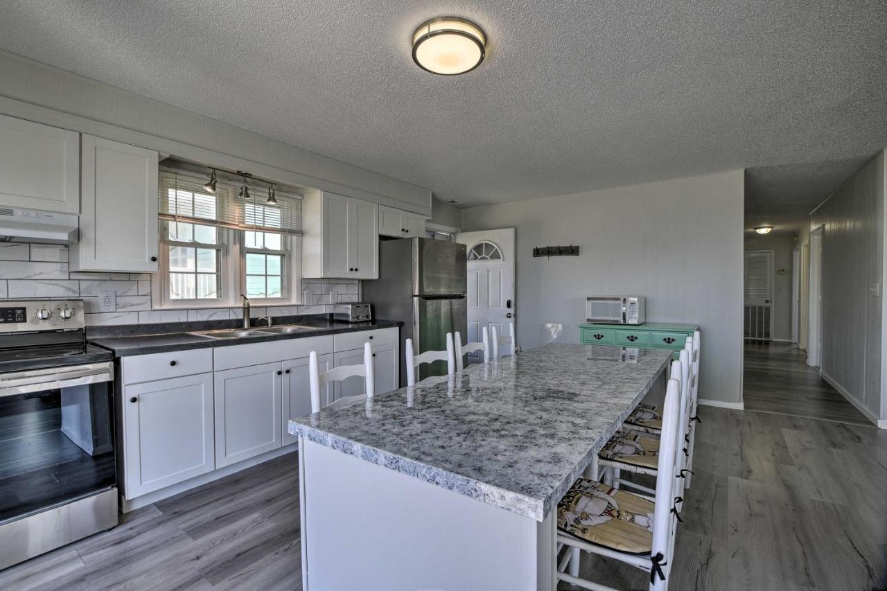 Oak Island Beach Abode With Deck Walk To Shore! Bagian luar foto